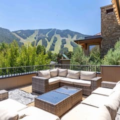 Luxury Warm Springs Home with Rooftop Hot Tub, Epic Views, + Walk to Lift!