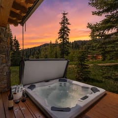 Luxury Tamarack Cottage | Ski-In/Ski-Out | Hot Tub | Walk to Village