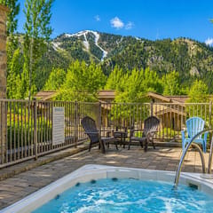 The Timbers Retreat | Hot Tub, Baldy Views & Walk to Downtown