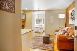 Elkhorn Condo Walk to Dollar!