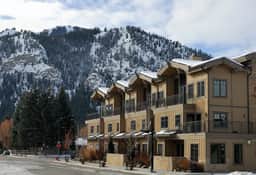 Downtown Chilali Penthouse with Mountain Views & Rooftop Retreat - Image 2