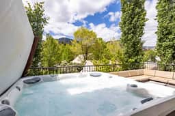 Alpine Rowhouse - Boutique Luxury in Town - Image 2