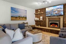 The Timberline House | Modern Mountain Comfort | Walk to Town & Near Lifts