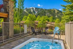 Luxury Timbers Townhome | Walk to Town & Ski