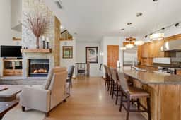 Luxury Timbers Townhome | Walk to Town & Ski