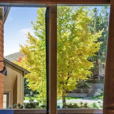 Elkhorn Condo Walk to Dollar!