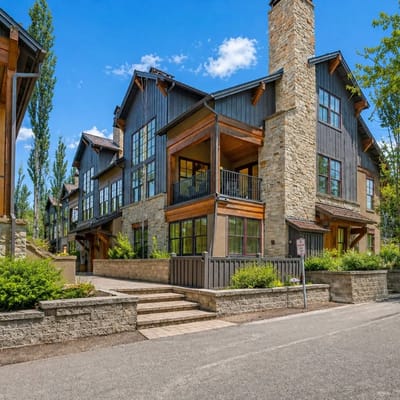 Luxury Timbers Townhome | Walk to Town & Ski