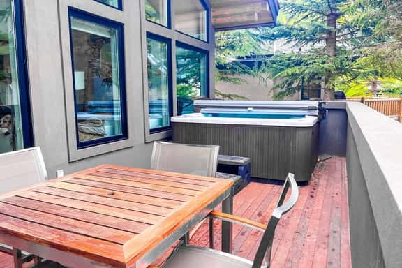 Slope-Side Chic: Home with Hot Tub - Image 1