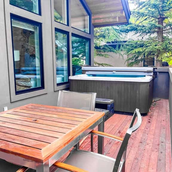 Slope-Side Chic: Home with Hot Tub - Image 1