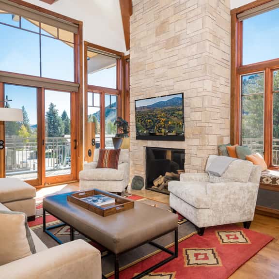 Downtown Chilali Penthouse with Mountain Views & Rooftop Retreat - Image 1