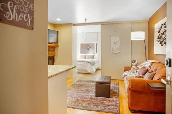 Elkhorn Condo Walk to Dollar!