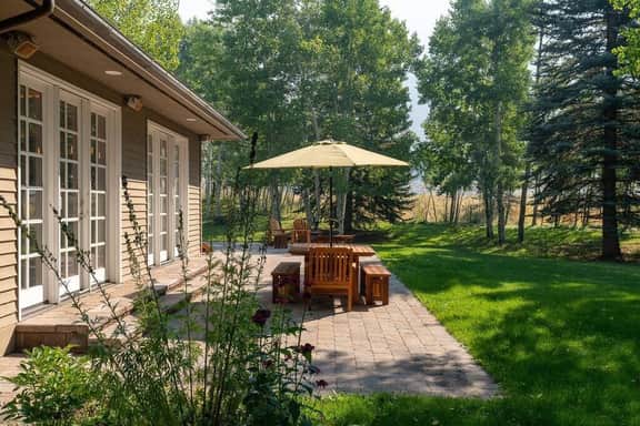 Gimlet Family Home | Close to Lift with Hot Tub!
