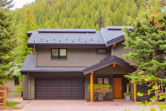 Slope-Side Chic: Home with Hot Tub - Image 3
