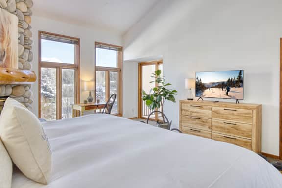 Stunning Elkhorn Condo with Sauna, Hot Tub, + More!