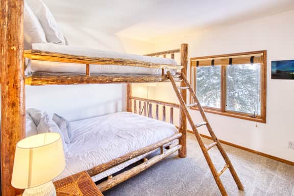 Stunning Elkhorn Condo with Sauna, Hot Tub, + More!
