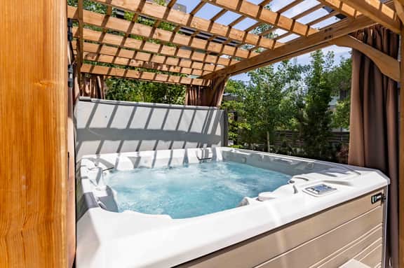 Boutique West Ketchum Escape | Private Hot Tub + Detached Casita | Walk to Everything - Image 2