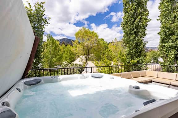 Alpine Rowhouse - Boutique Luxury in Town - Image 2