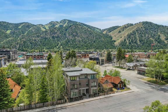 Alpine Rowhouse - Boutique Luxury in Town