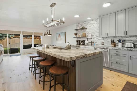 The Timberline House | Modern Mountain Comfort | Walk to Town & Near Lifts
