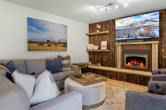 The Timberline House | Modern Mountain Comfort | Walk to Town & Near Lifts