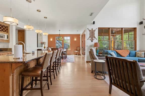 Luxury Timbers Townhome | Walk to Town & Ski