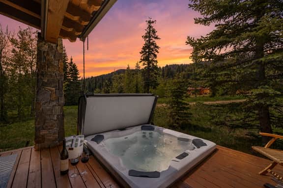 Luxury Tamarack Cottage | Ski-In/Ski-Out | Hot Tub | Walk to Village