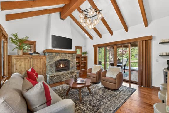 Luxury Tamarack Cottage | Ski-In/Ski-Out | Hot Tub | Walk to Village