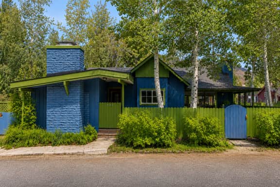 Charming Downtown Cottage | Patio & Prime Location - Image 2