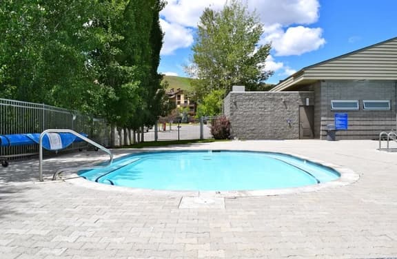 Elkhorn Condo Walk to Dollar! - Image 1