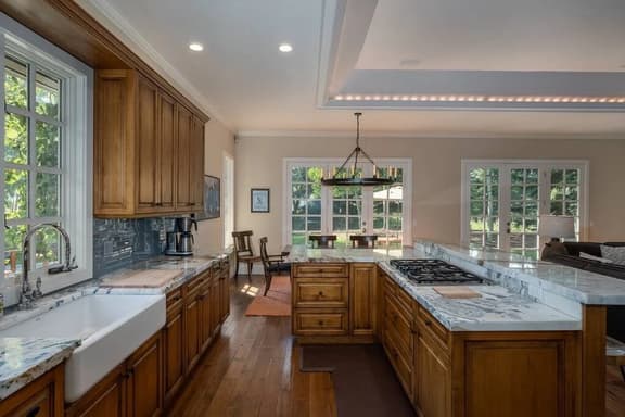 Gimlet Family Home | Close to Lift with Hot Tub! - Image 1