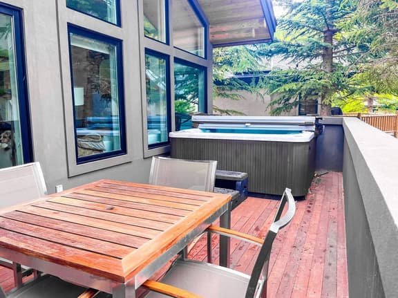 Slope-Side Chic: Home with Hot Tub - Image 1