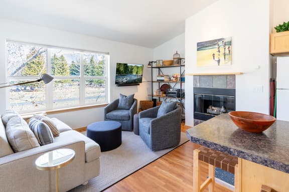 Cozy Hailey Haven: Sun, Ski, Work, & Play at Your Doorstep - Image 1