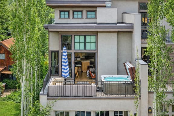 Alpine Rowhouse - Boutique Luxury in Town - Image 1