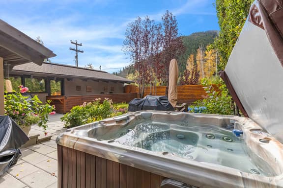 Warm Springs Getaway | Hot Tub | Near Lift & Downtown - Image 1