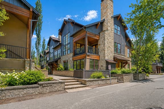 Luxury Timbers Townhome | Walk to Town & Ski