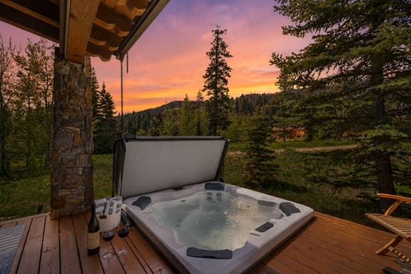 Luxury Tamarack Cottage | Ski-In/Ski-Out | Hot Tub | Walk to Village - Image 1