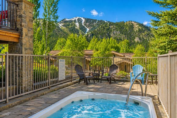 The Timbers Retreat | Hot Tub, Baldy Views & Walk to Downtown - Image 1