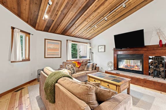 Peaceful Elkhorn Aspen Retreat with Amenity Access - Image 1